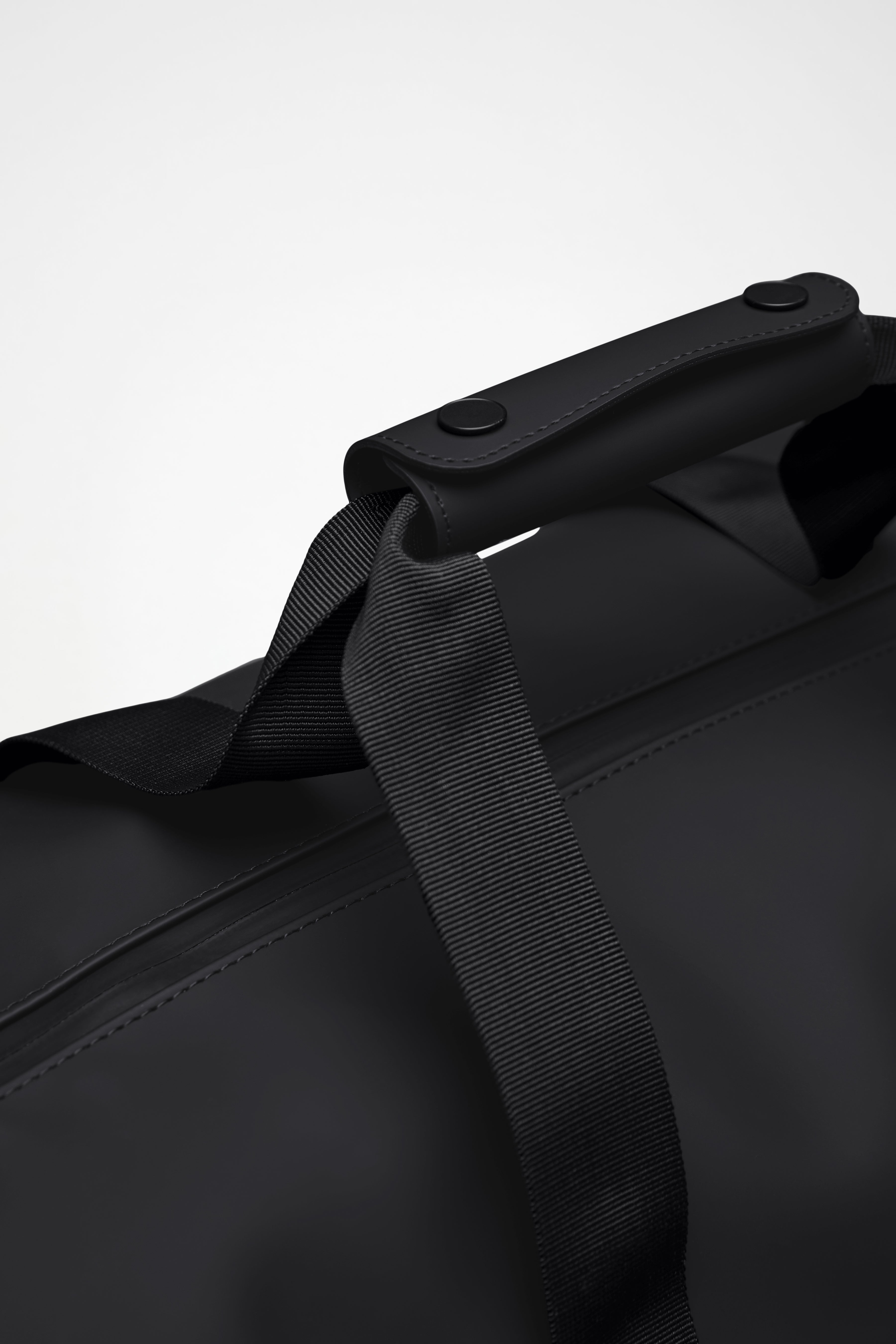 RAINS Hilo Weekend Bag Small Black 18L H26 x D20 x W40 cm Weekender