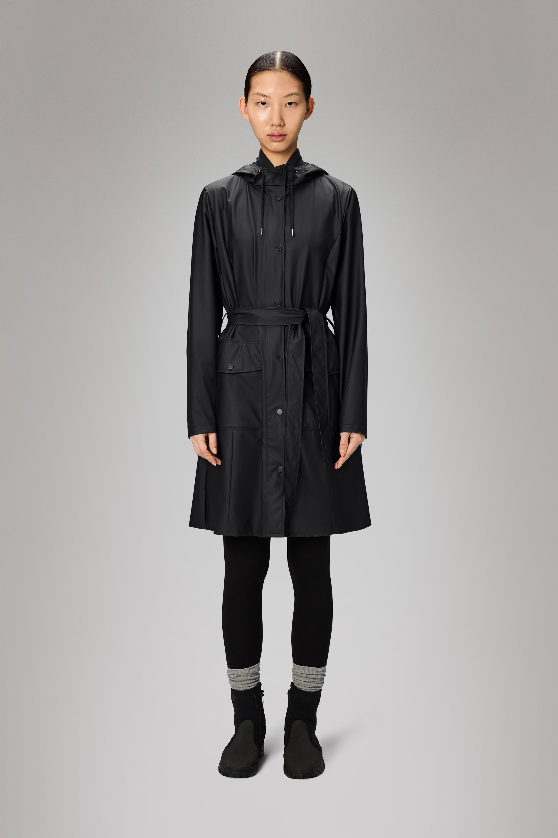 Rains® Curve W Jacket en Black pour $180 | Livraison Gratuite