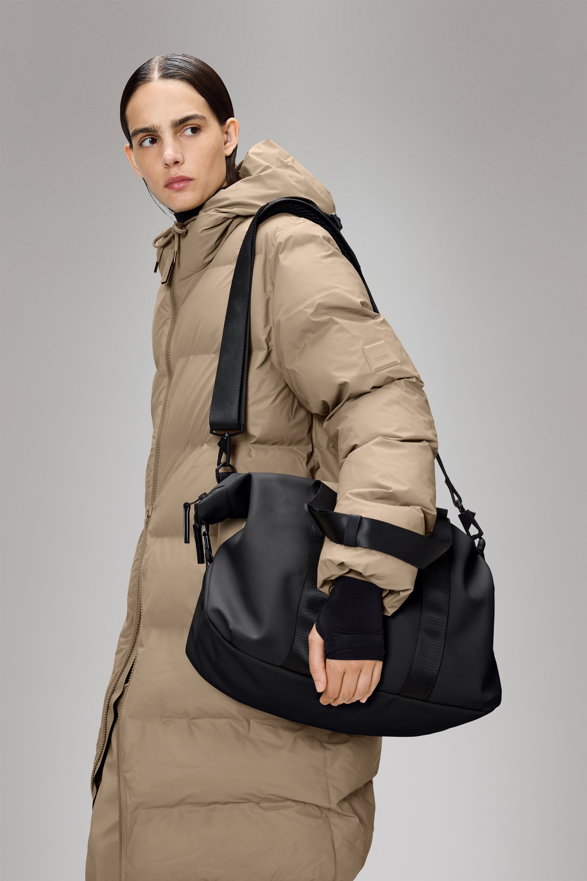 RAINS Valera Weekend Bag Small Black 20L H35 x D19 x W46 cm Weekender