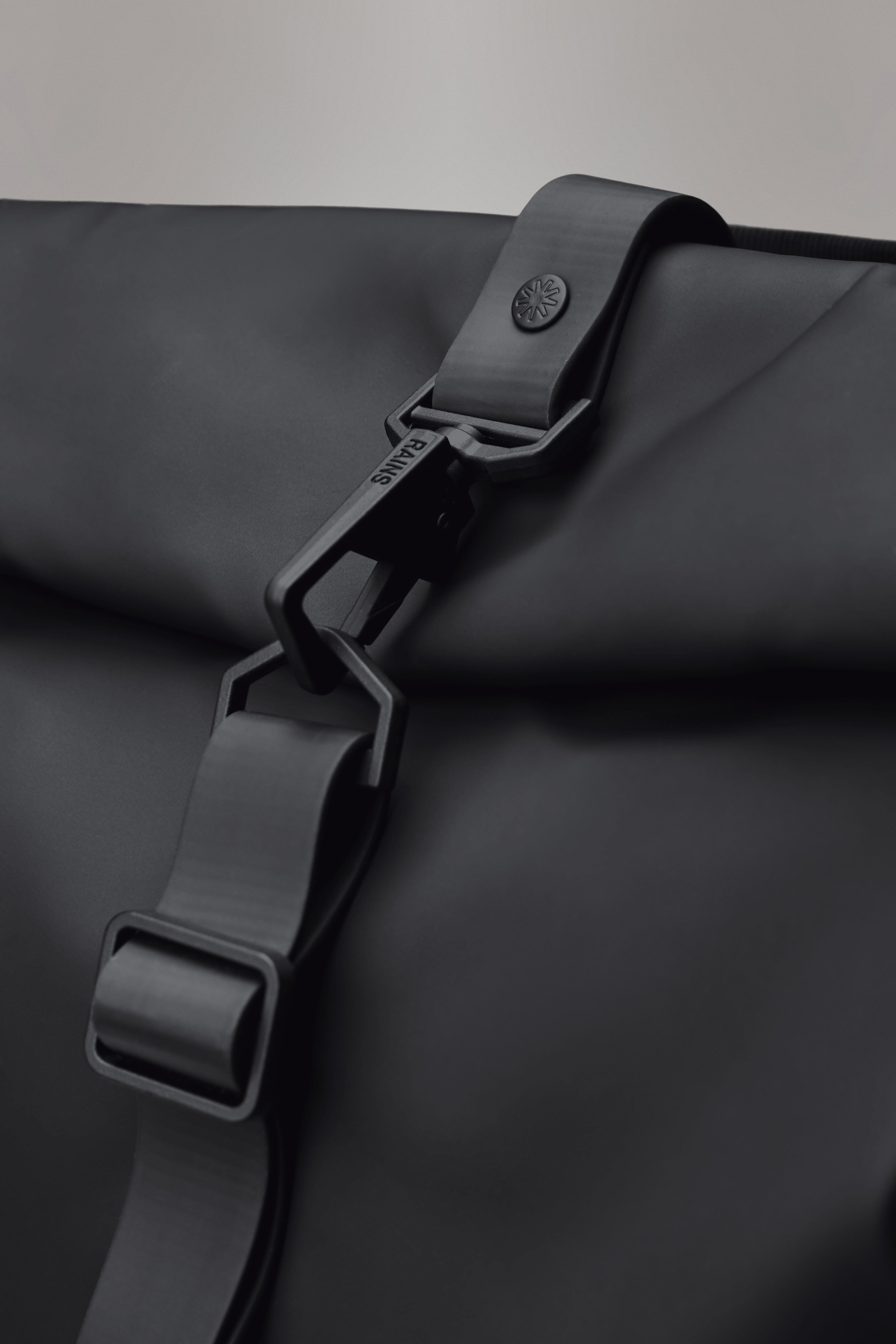 RAINS Rolltop Rucksack Lagoon 17L H60 x D11 x W32 cm Backpack