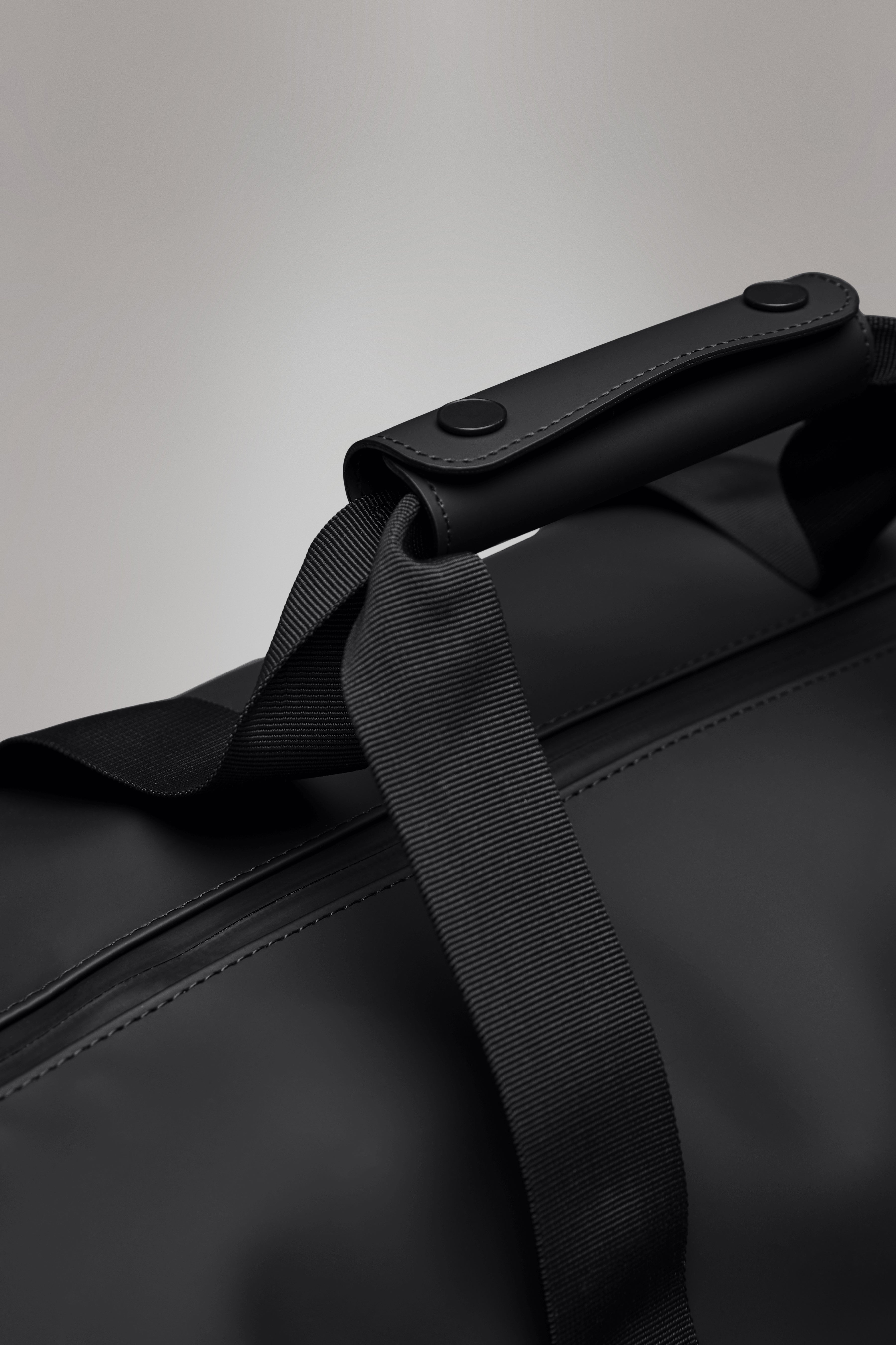 RAINS Hilo Weekend Bag Small Coal 18L H29 x D18 x W50 cm Weekender