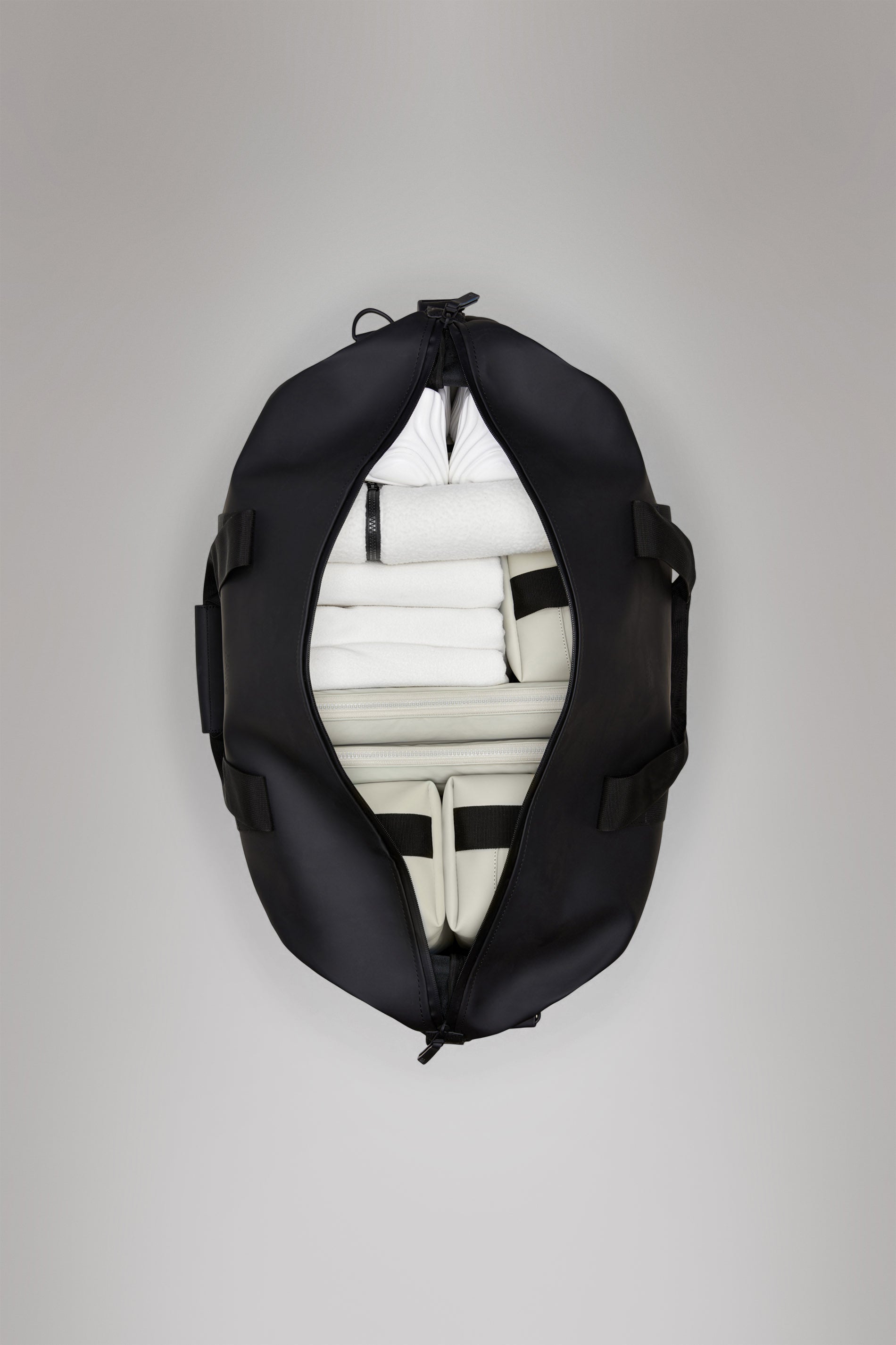 RAINS Hilo Weekend Bag Black 36L H35 x D26 x W62 cm Weekender