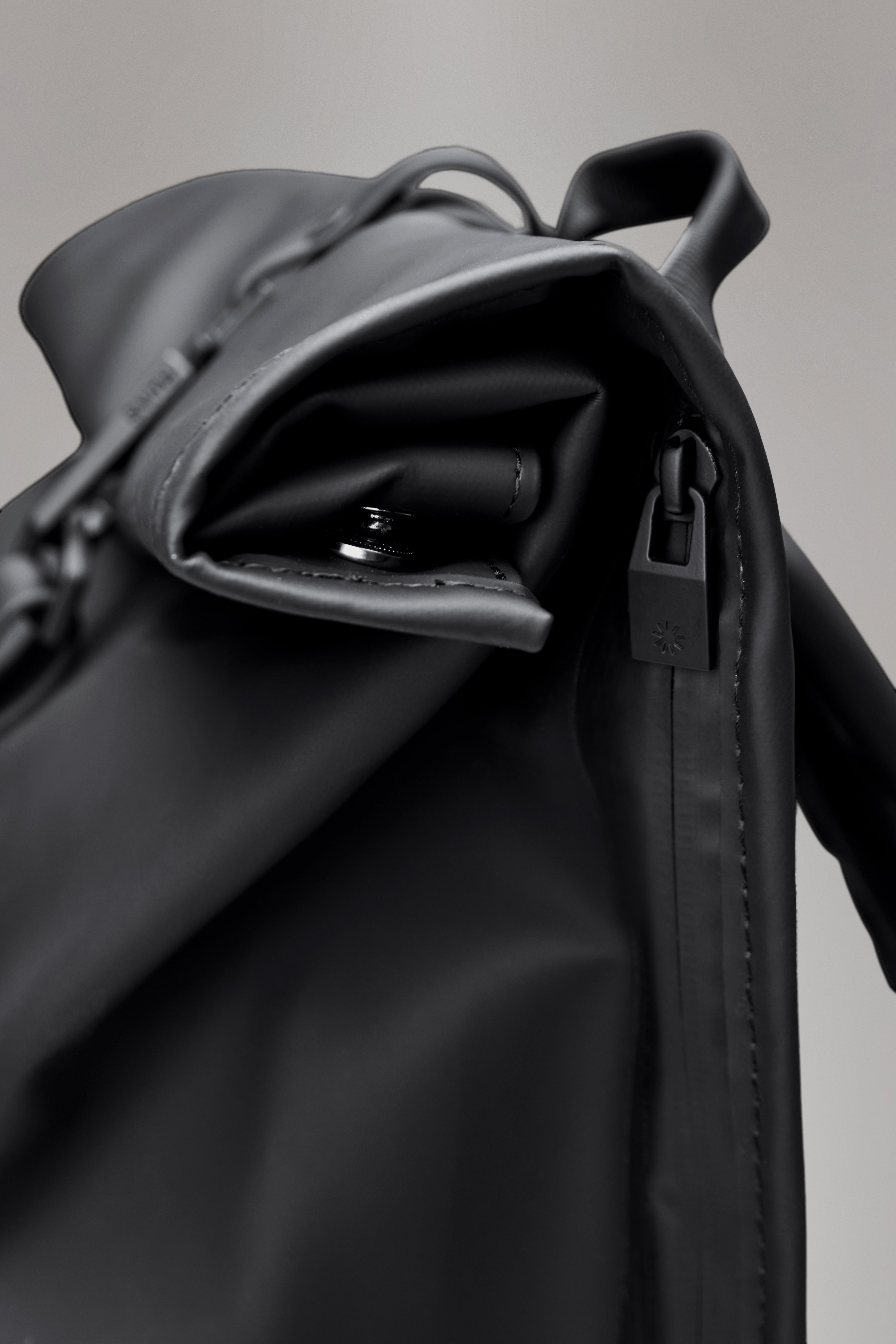 RAINS Rolltop Rucksack Navy 17L H60 x D11 x W32 cm Backpack