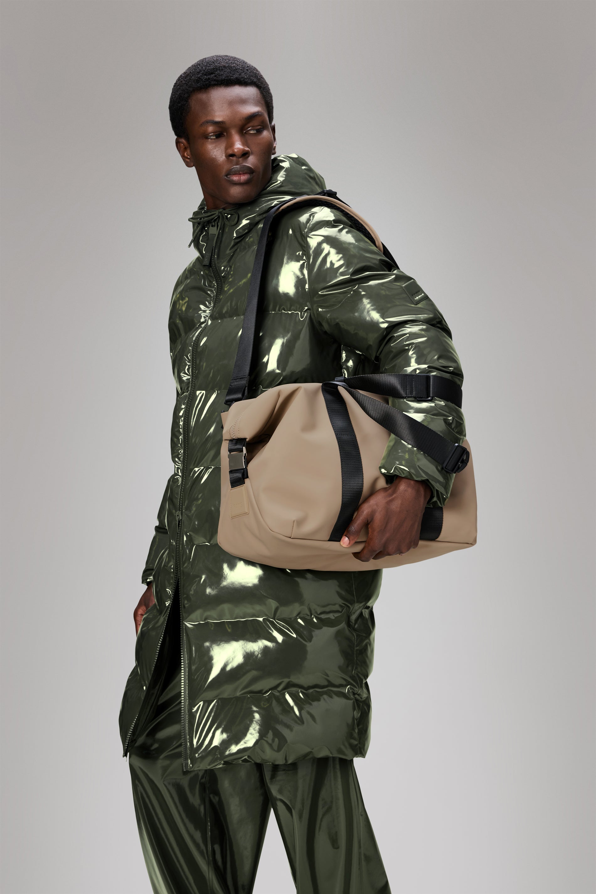 RAINS Valera Weekend Bag Small Beige 20L H35 x D19 x W46 cm Weekender